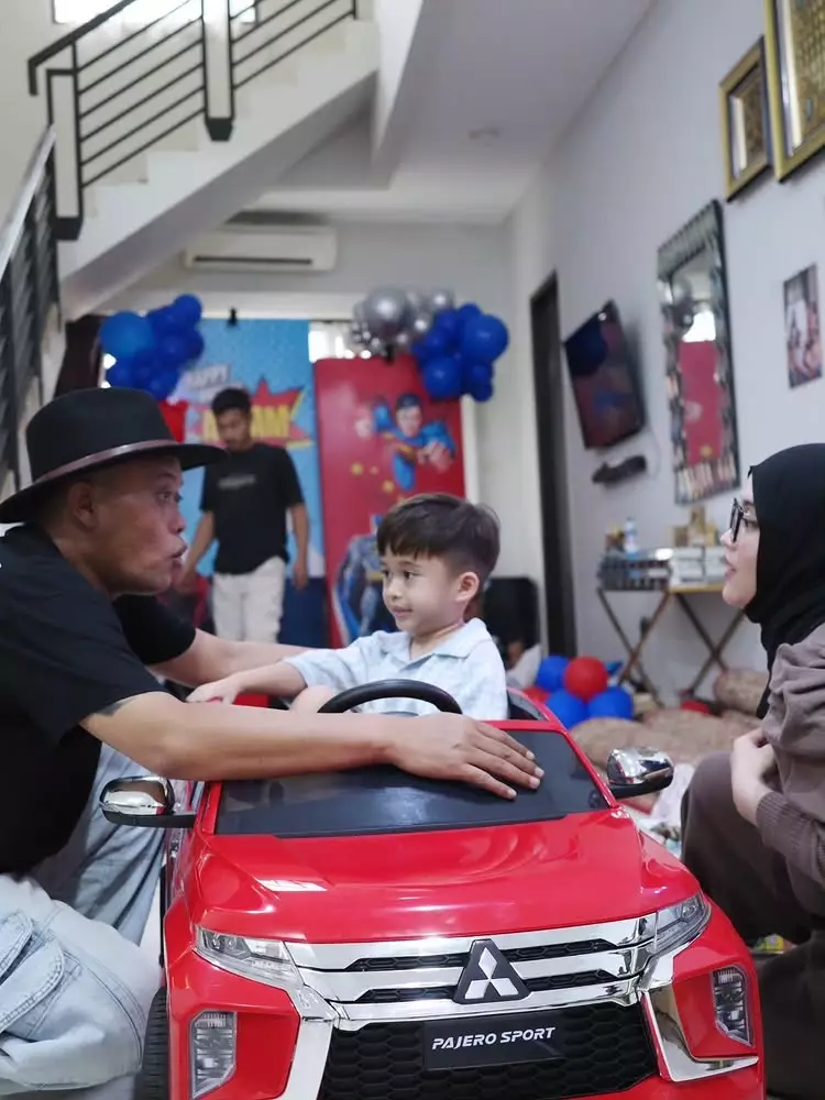 Levian Billar hadir di ulang tahun Adzam © 2025 brilio.net Levian Billar hadir di ulang tahun Adzam © 2025 brilio.net