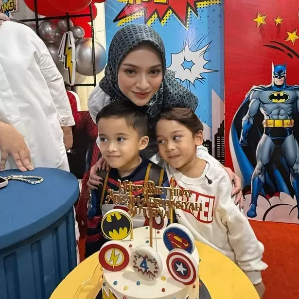 9 Potret Levian Billar hadiri pesta ulang tahun Adzam, tenteng kado barang branded