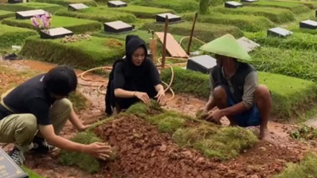6 Potret Karina Ranau dan anak-anak merapikan makam Epy Kusnandar, dipasangi rumput