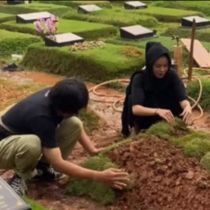6 Potret Karina Ranau dan anak-anak merapikan makam Epy Kusnandar, dipasangi rumput