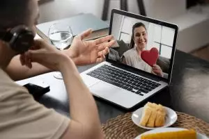 100 Kata-kata cinta jarak jauh (LDR) yang menguatkan, menjaga rasa meski terpisah jauh