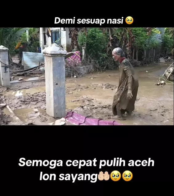 nenek korban banjir di Aceh lewati lumpur © TikTok nenek korban banjir di Aceh lewati lumpur © TikTok