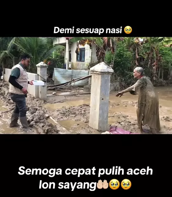 nenek korban banjir di Aceh lewati lumpur © TikTok nenek korban banjir di Aceh lewati lumpur © TikTok
