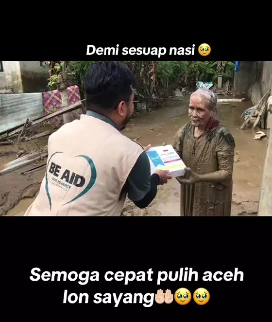 nenek korban banjir di Aceh lewati lumpur © TikTok nenek korban banjir di Aceh lewati lumpur © TikTok