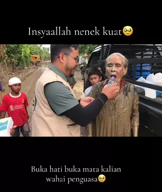 nenek korban banjir di Aceh lewati lumpur © TikTok nenek korban banjir di Aceh lewati lumpur © TikTok
