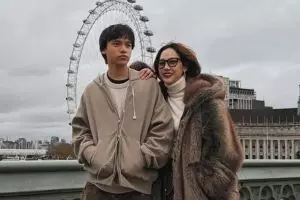 Kian keren di usia 15 tahun, begini 6 gaya Noah Sinclair anak BCL saat liburan ke Prancis dan Inggris