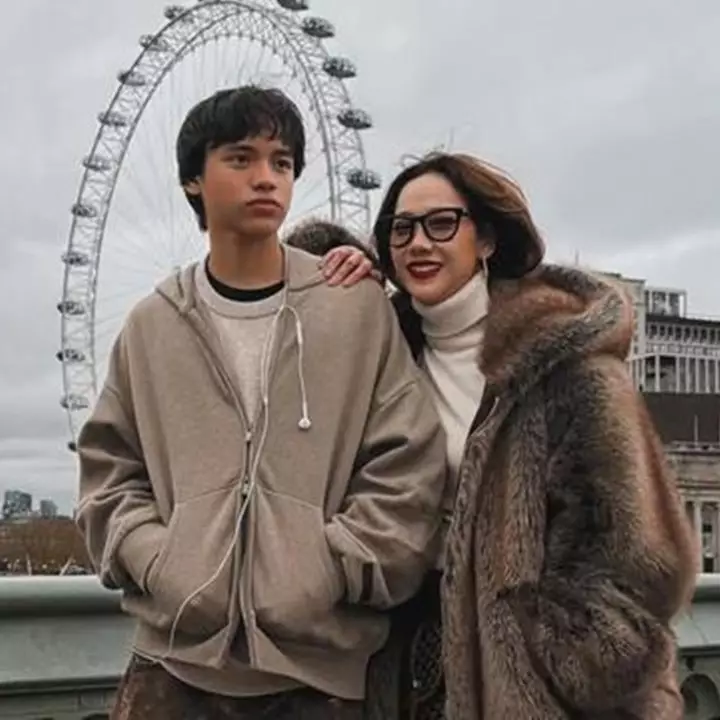 Kian keren di usia 15 tahun, begini 6 gaya Noah Sinclair anak BCL saat liburan ke Prancis dan Inggris