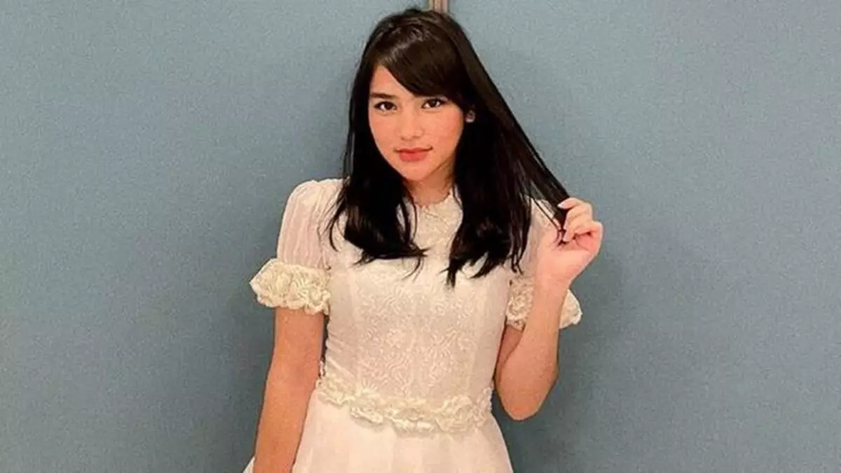 Kian memukau dengan poni, begini 6 potret model rambut panjang sebahu ala Davina Karamoy