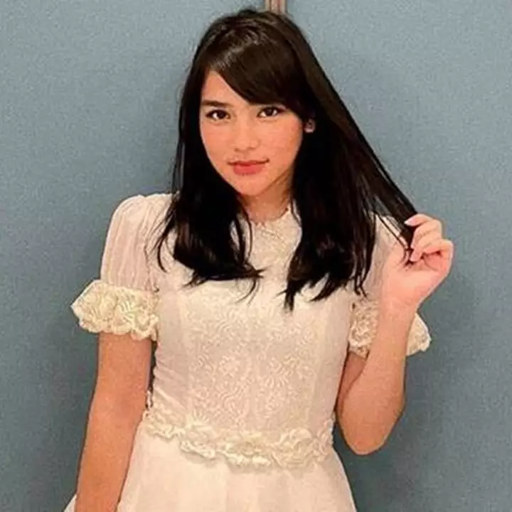 Kian memukau dengan poni, begini 6 potret model rambut panjang sebahu ala Davina Karamoy