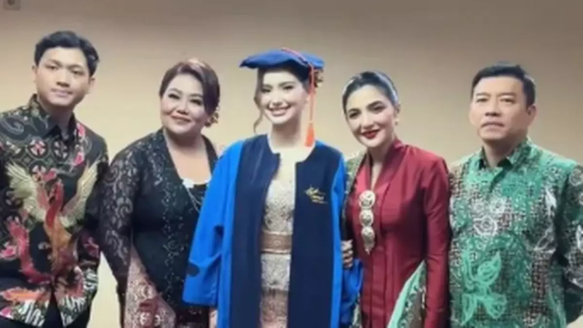 Sarah Menzel wisuda S1 dua kali setahun, intip 5 gaya menawan Ashanty istri Anang saat hadiri acaranya