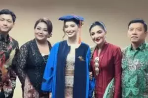 Sarah Menzel wisuda S1 dua kali setahun, intip 5 gaya menawan Ashanty istri Anang saat hadiri acaranya
