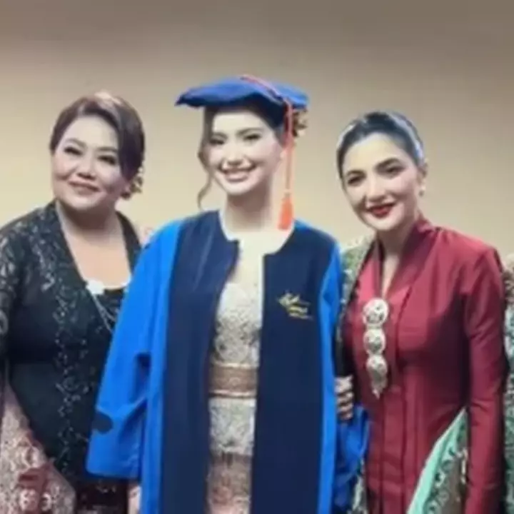 Sarah Menzel wisuda S1 dua kali setahun, intip 5 gaya menawan Ashanty istri Anang saat hadiri acaranya
