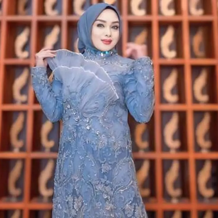 Anggun dan glamor, begini 5 pesona Terry Putri kenakan gamis biru berpayet di acara spesial