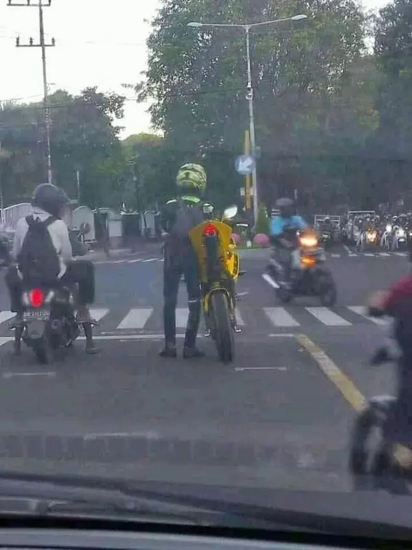 pengendara nyusahin diri © berbagai sumber pengendara nyusahin diri © berbagai sumber