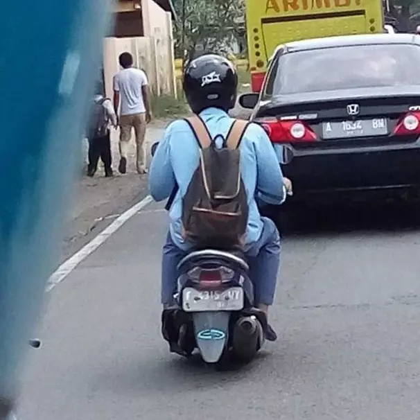 11 potret pengendara motor ini bikin geleng kepala, hobi nyusahin diri sendiri tapi lucunya kebangetan