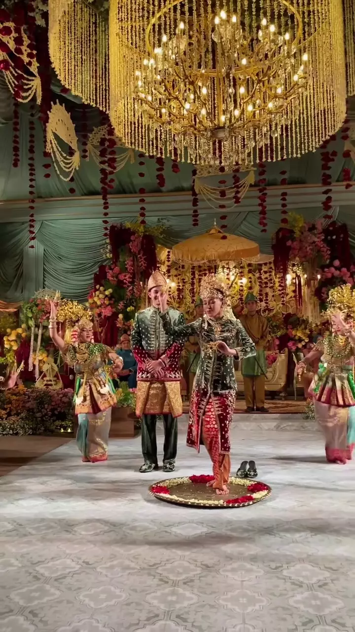 Alifiya Arkana anak Dede Yusuf menikah © 2025 brilio.net Alifiya Arkana anak Dede Yusuf menikah © 2025 brilio.net