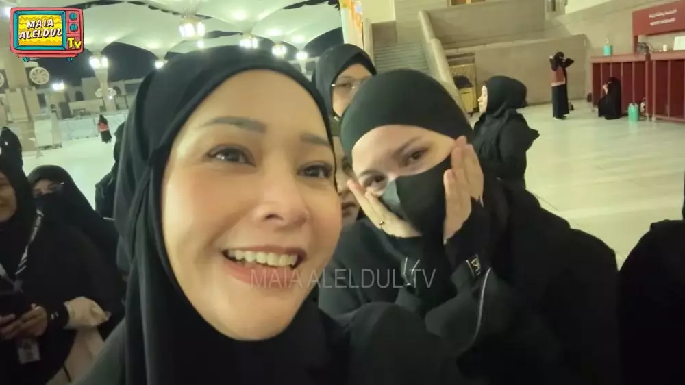 Maia Estianty perhatian ke Alyssa Daguise saat umrah © 2025 brilio.net Maia Estianty perhatian ke Alyssa Daguise saat umrah © 2025 brilio.net