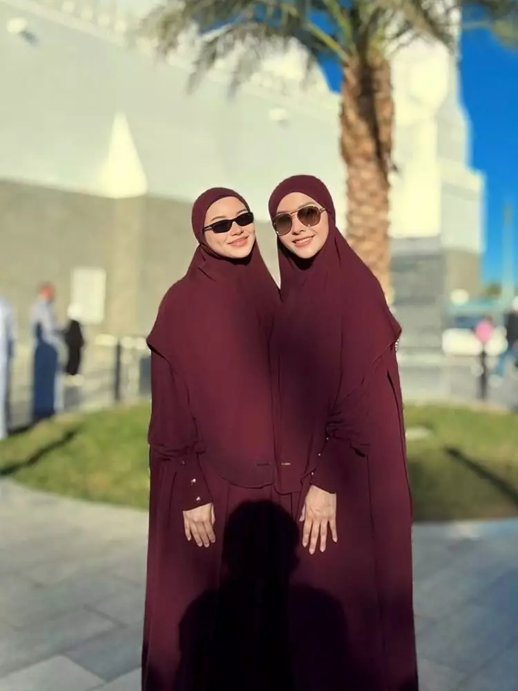 Maia Estianty perhatian ke Alyssa Daguise saat umrah © 2025 brilio.net Maia Estianty perhatian ke Alyssa Daguise saat umrah © 2025 brilio.net