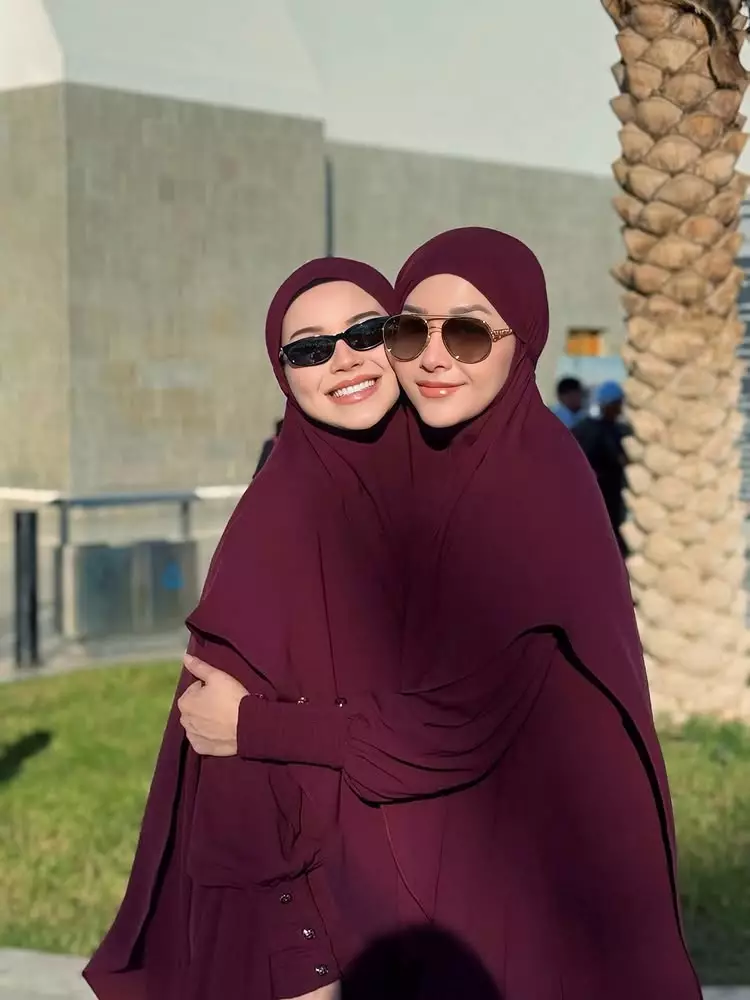 Maia Estianty perhatian ke Alyssa Daguise saat umrah © 2025 brilio.net Maia Estianty perhatian ke Alyssa Daguise saat umrah © 2025 brilio.net