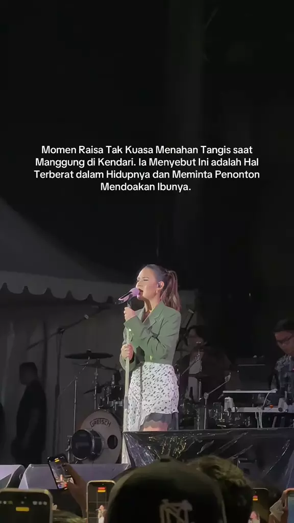 Raisa menangis saat manggung usai ibu meninggal © 2025 brilio.net Raisa menangis saat manggung usai ibu meninggal © 2025 brilio.net