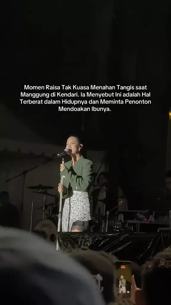 Raisa menangis saat manggung usai ibu meninggal © 2025 brilio.net Raisa menangis saat manggung usai ibu meninggal © 2025 brilio.net