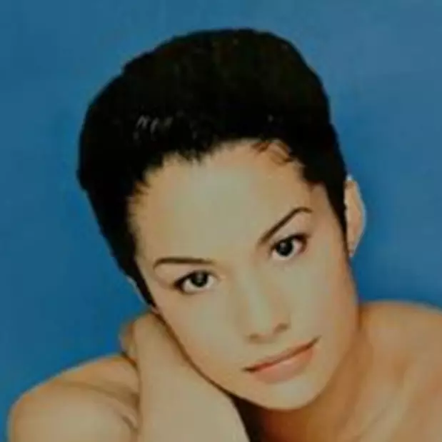 Bintang iklan sabun 90-an ini pamer aksi ganti ban sendiri, intip 11 potret terbarunya