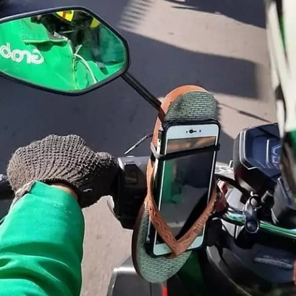 Dari penyangga HP sampai atap, 13 life hack sandal jepit ini kreatifnya keterlaluan