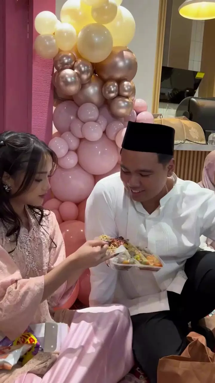 Akikah anak pertama Frans Faisal dan Indah Tri Pertiwi © 2025 brilio.net Akikah anak pertama Frans Faisal dan Indah Tri Pertiwi © 2025 brilio.net