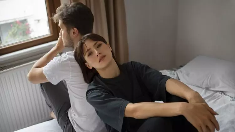 100 Kata-kata hari ini tentang cinta sedih, mewakili perasaan terdalam