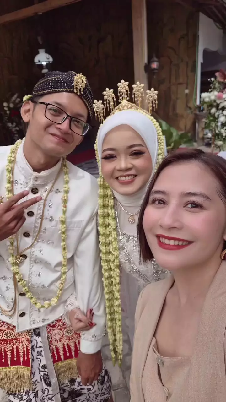 Prilly Latuconsina hadiri nikahan fans © 2025 Instagram Prilly Latuconsina hadiri nikahan fans © 2025 Instagram
