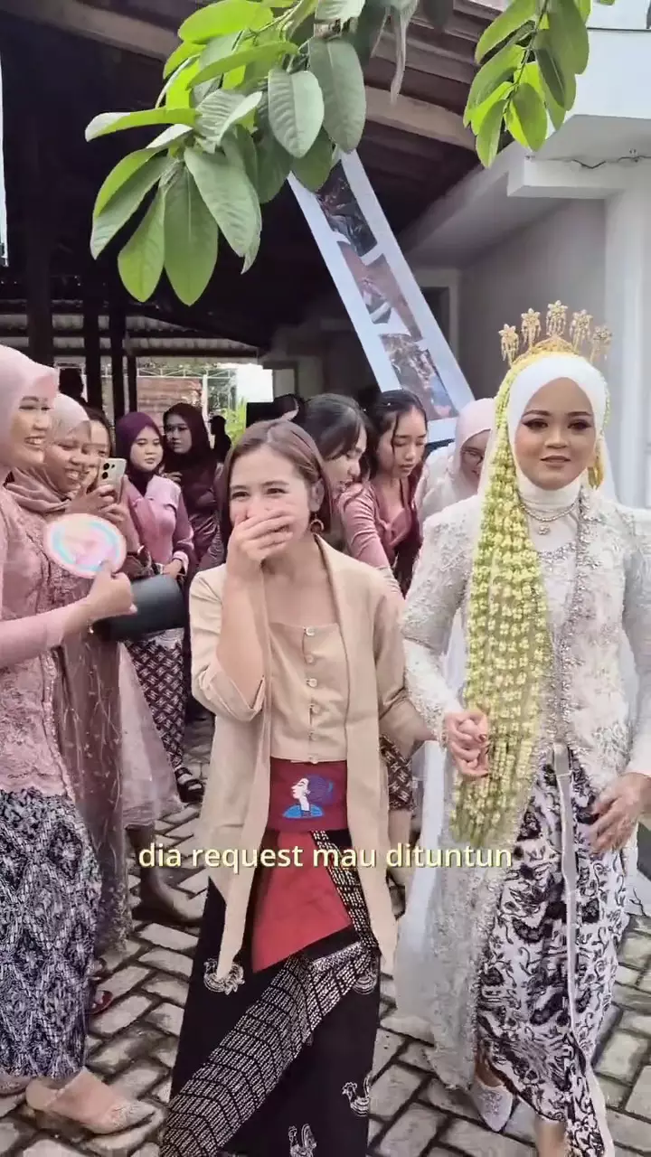 Prilly Latuconsina hadiri nikahan fans © 2025 Instagram Prilly Latuconsina hadiri nikahan fans © 2025 Instagram