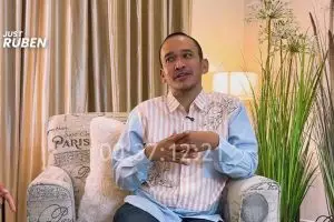 8 Potret detail kamar tidur Ruben Onsu, dindingnya penuh tempelan doa 