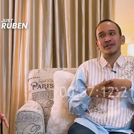 8 Potret detail kamar tidur Ruben Onsu, dindingnya penuh tempelan doa 