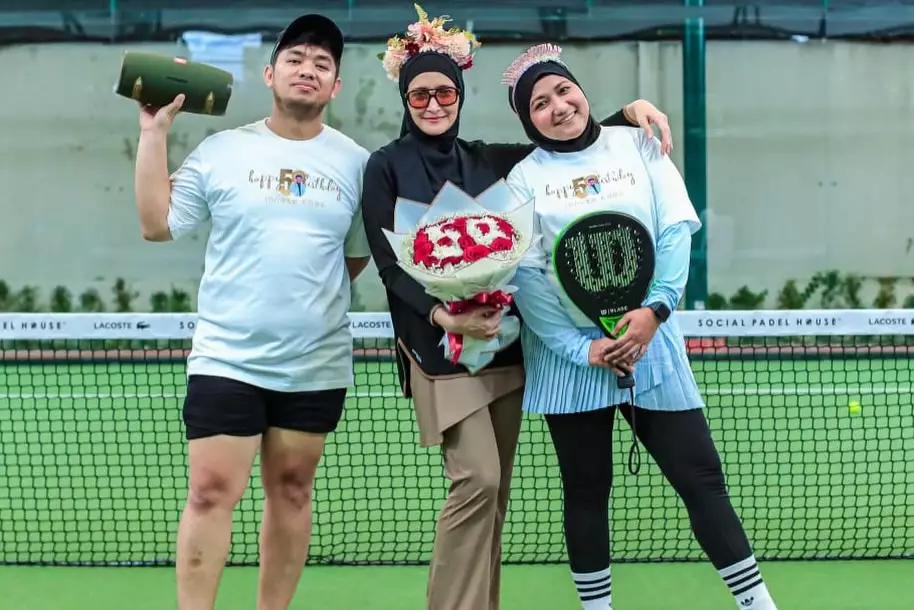 Inneke Koesherawati dapat kejutan ultah © Instagram Inneke Koesherawati dapat kejutan ultah © Instagram