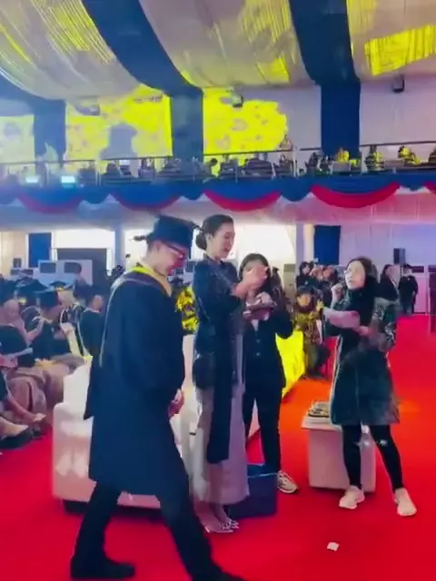 Dude Harlino wisuda sarjana di usia 45 tahun © 2025 brilio.net Dude Harlino wisuda sarjana di usia 45 tahun © 2025 brilio.net