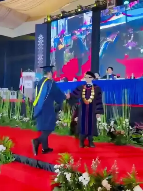 Dude Harlino wisuda sarjana di usia 45 tahun © 2025 brilio.net Dude Harlino wisuda sarjana di usia 45 tahun © 2025 brilio.net