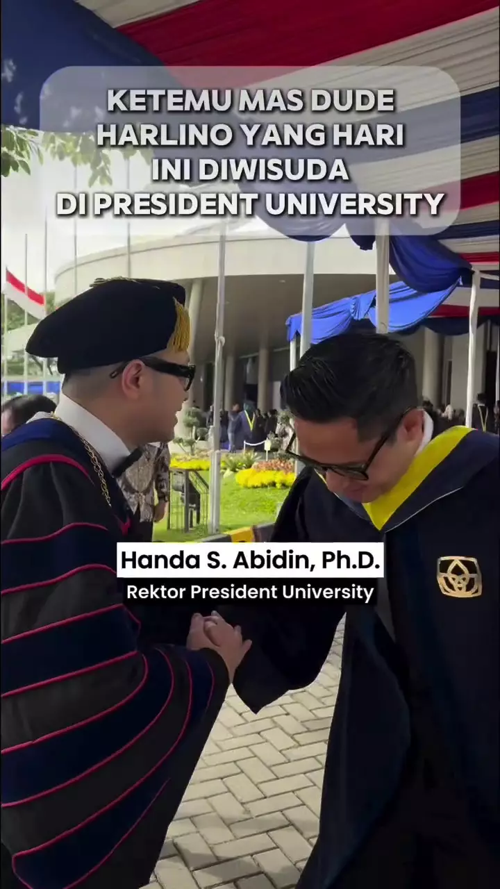 Dude Harlino wisuda sarjana di usia 45 tahun © 2025 brilio.net Dude Harlino wisuda sarjana di usia 45 tahun © 2025 brilio.net