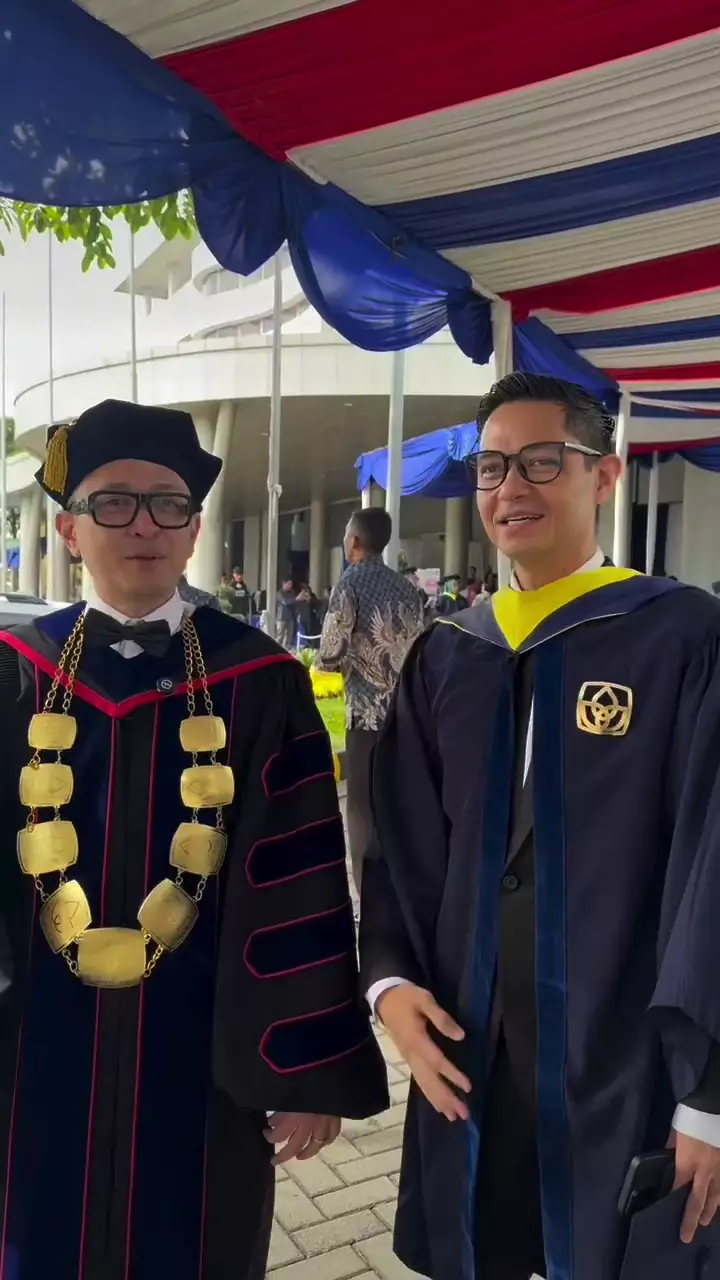 Dude Harlino wisuda sarjana di usia 45 tahun © 2025 brilio.net Dude Harlino wisuda sarjana di usia 45 tahun © 2025 brilio.net