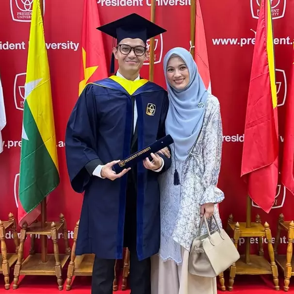 9 Potret Dude Harlino wisuda sarjana di usia 45 tahun, ungkap dukungan Alyssa Soebandono saat kuliah