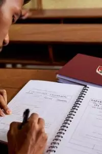 Kalimat sederhana yang ditulis dengan tepat dapat menjadi motivasi besar bagi siswa untuk berkembang di semester berikutnya.