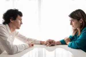 100 Kata-kata cinta realistis yang menguatkan hubungan saat mulai lelah