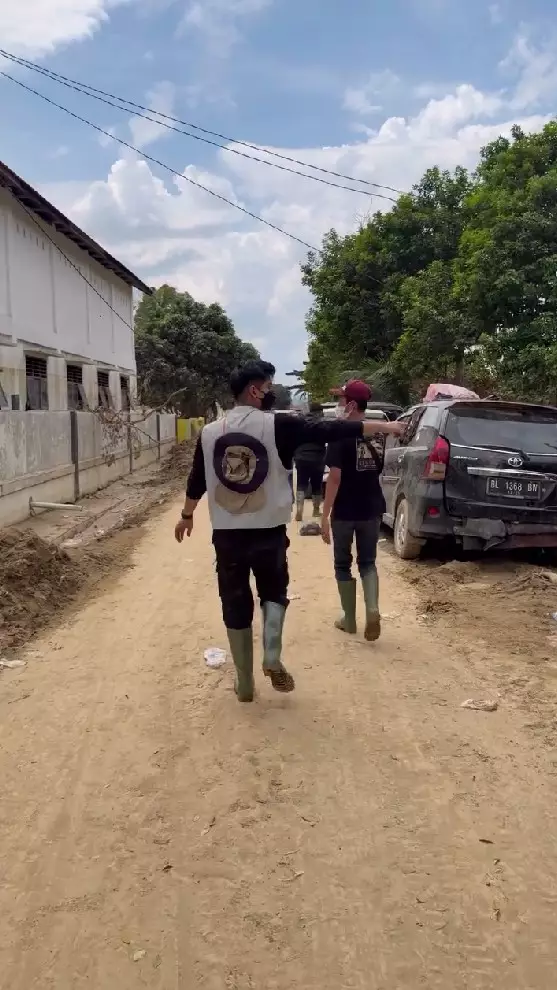 Teuku Ryan bantu korban banjir © Instagram Teuku Ryan bantu korban banjir © Instagram