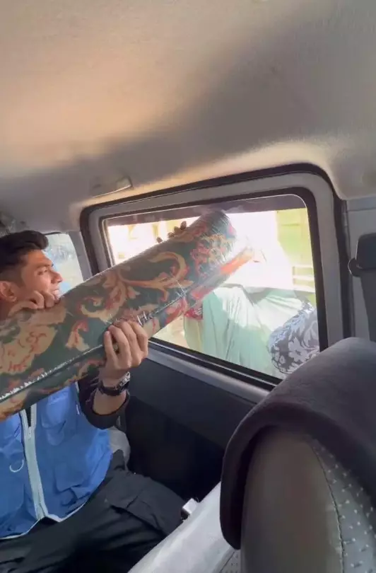 Teuku Ryan bantu korban banjir © Instagram Teuku Ryan bantu korban banjir © Instagram