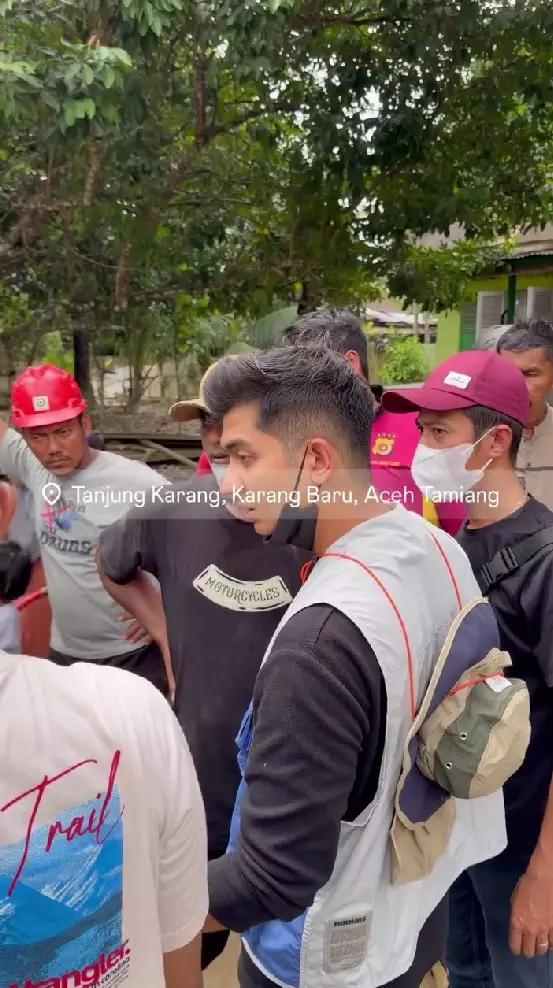 Teuku Ryan bantu korban banjir © Instagram Teuku Ryan bantu korban banjir © Instagram