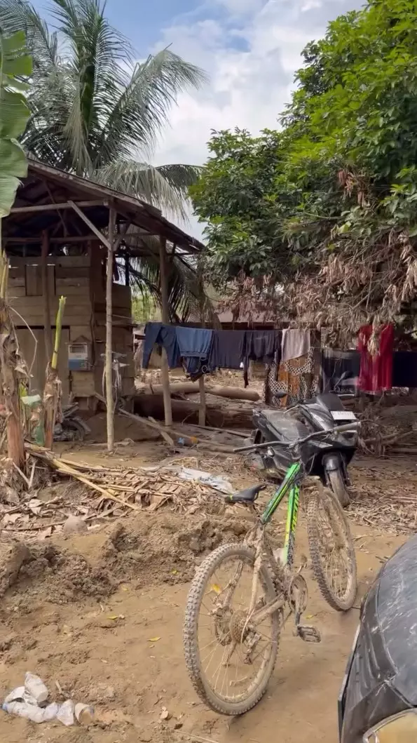 Teuku Ryan bantu korban banjir © Instagram Teuku Ryan bantu korban banjir © Instagram
