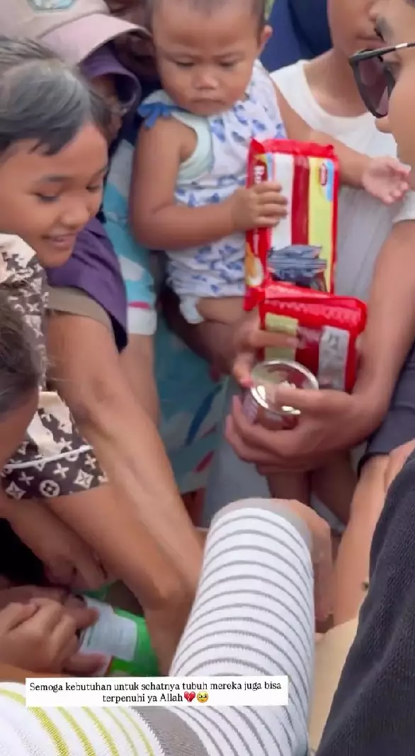Teuku Ryan bantu korban banjir © Instagram Teuku Ryan bantu korban banjir © Instagram