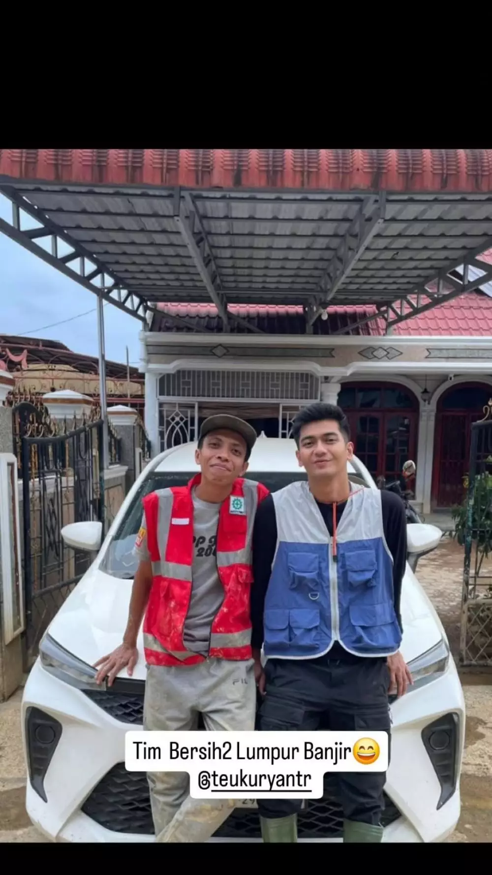 Teuku Ryan bantu korban banjir © Instagram Teuku Ryan bantu korban banjir © Instagram