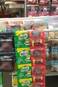 Akal-akalan para pedagang ini, meski terbilang nyeleneh, tapi cukup efektif menarik pelanggan.