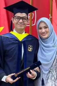 4 Potret Alyssa Soebandono dampingi Dude Harlino wisuda, gayanya simpel tapi anggun banget