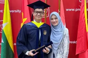 4 Potret Alyssa Soebandono dampingi Dude Harlino wisuda, gayanya simpel tapi anggun banget